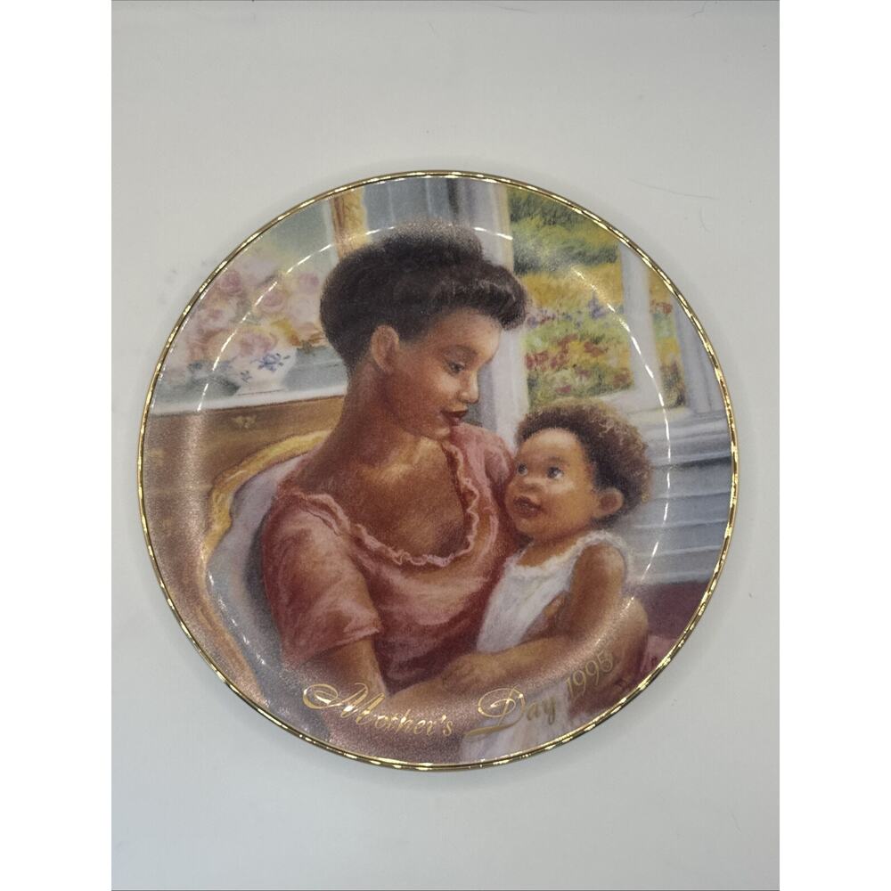 Avon 1995 A Mothers Love Mothers Day Plate Porcelain 22k Gold Trim